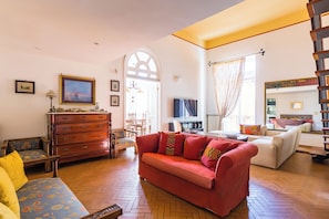 Appartement (3 Bedrooms) | Coin séjour | Télévision
