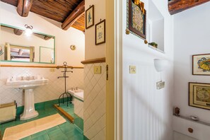 Apartamento (3 Bedrooms) | Banheiro | Bidê, toalhas de banho, papel higiênico 