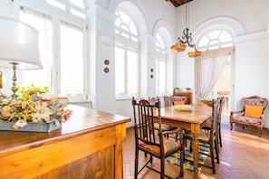 Living area - Residenza Capano Charming House by Napoliapartments (Naples)