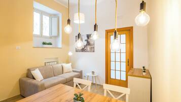Apartamento (2 Bedrooms) | Área de estar | Smart TV 32 polegadas com canais a cabo