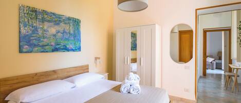 2 bedrooms, laptop workspace, iron/ironing board, bed sheets