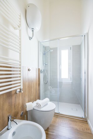 Appartement (2 Bedrooms) | Salle de bain | Douche, bidet