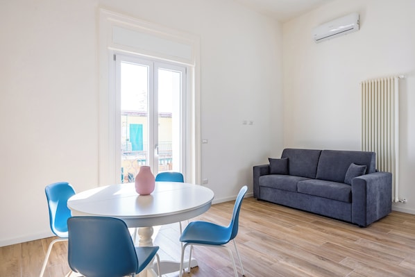 Apartment (2 Bedrooms) | Living area