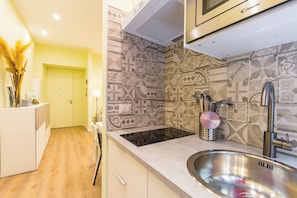 Apartment (1 Bedroom) | Private kitchen | Microwave, stovetop, electric kettle, cookware/dishes/utensils