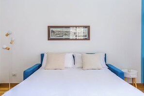 アパートメント (0 Bedroom) | リビング エリア | 30 インチのスマートテレビ (ケーブル放送視聴可)