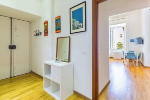 Apartment (0 Bedroom) | Ruang tamu | 30 inci sebuah televisyen pintar dengan kabel 