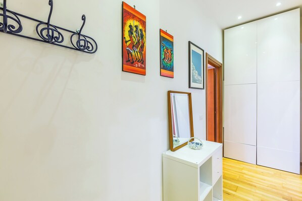 アパートメント (0 Bedroom) | リビング エリア | 30 インチのスマートテレビ (ケーブル放送視聴可)