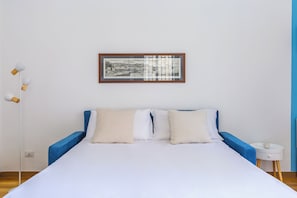 Appartement (0 Bedroom) | Coin séjour | TV connectée de 30 pouces avec chaînes par câble