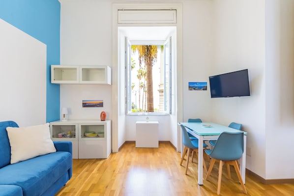 Appartement (0 Bedroom) | Coin séjour | TV connectée de 30 pouces avec chaînes par câble