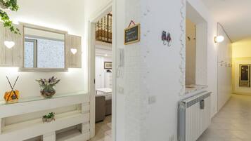 Apartment (1 Bedroom) | Badezimmer