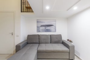 Appartement (1 Bedroom) | Coin séjour | Télévision de 32 pouces avec chaînes par câble
