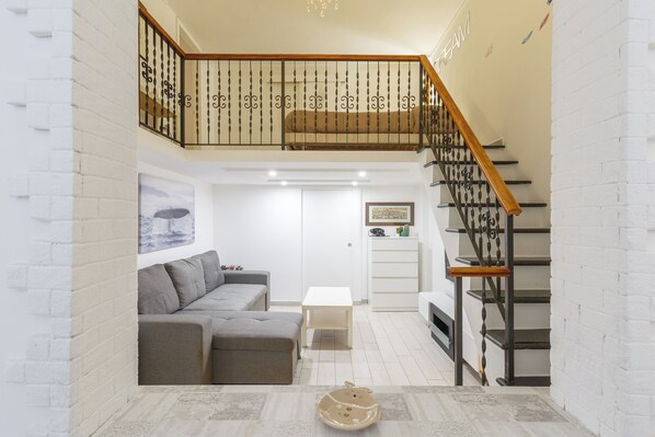 Apartment (1 Bedroom) | Wohnbereich | 32-Zoll-Fernseher mit Kabelempfang