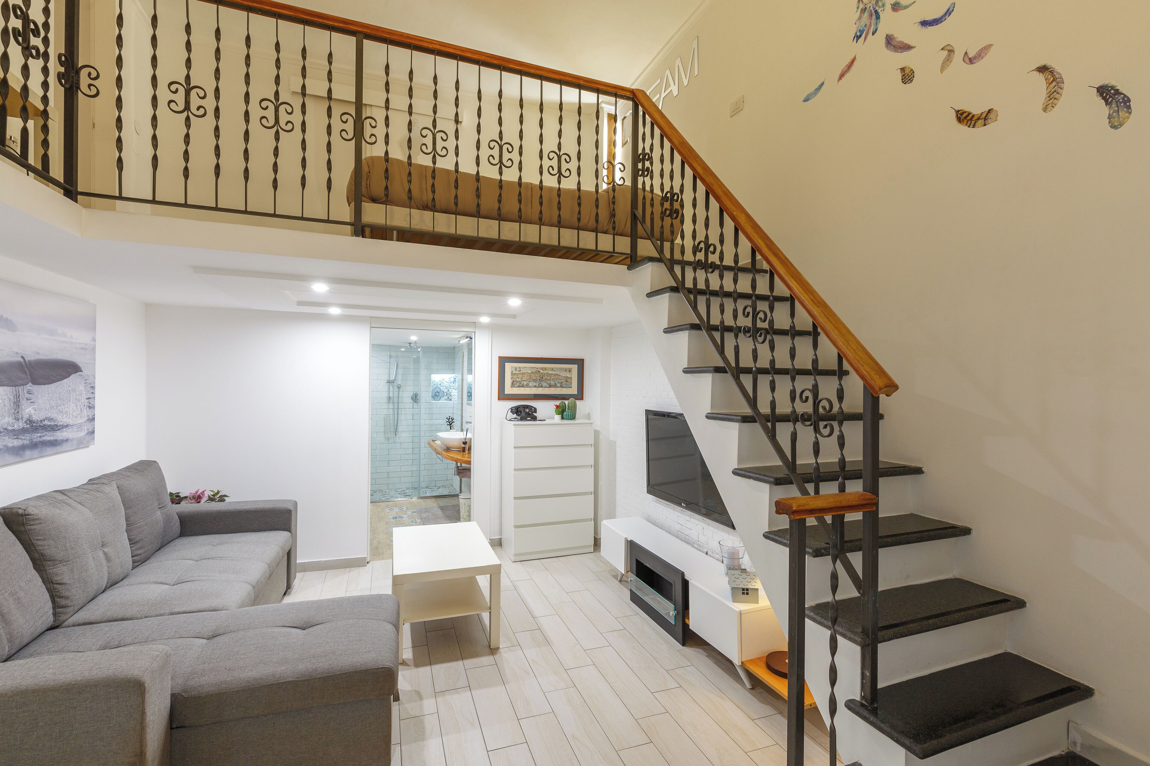 Appartamento (1 Bedroom) | Area soggiorno | TV 32 pollici con canali via cavo