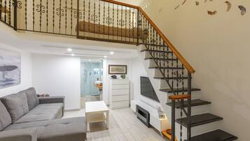 Appartamento (1 Bedroom) | Area soggiorno | TV 32 pollici con canali via cavo
