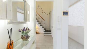 Appartement (1 Bedroom) | Coin séjour | Télévision de 32 pouces avec chaßnes par cùble