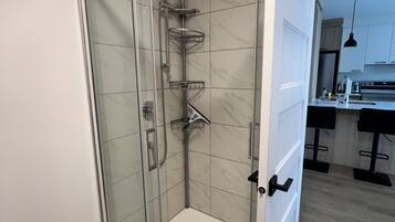 Sèche-cheveux, serviettes fournies, savon, papier toilette