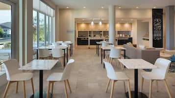 Tägliches inbegriffenes kontinentales Frühstück