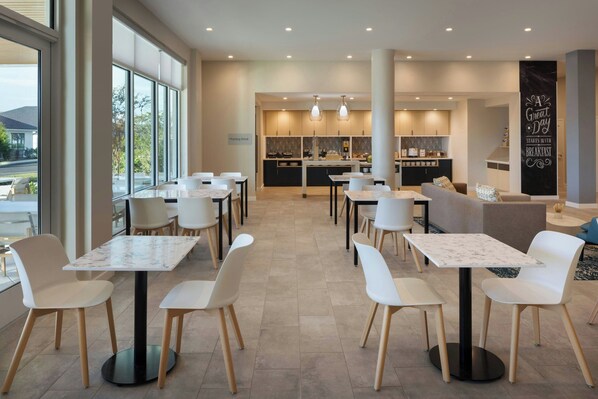 Desayuno continental gratuito y diario