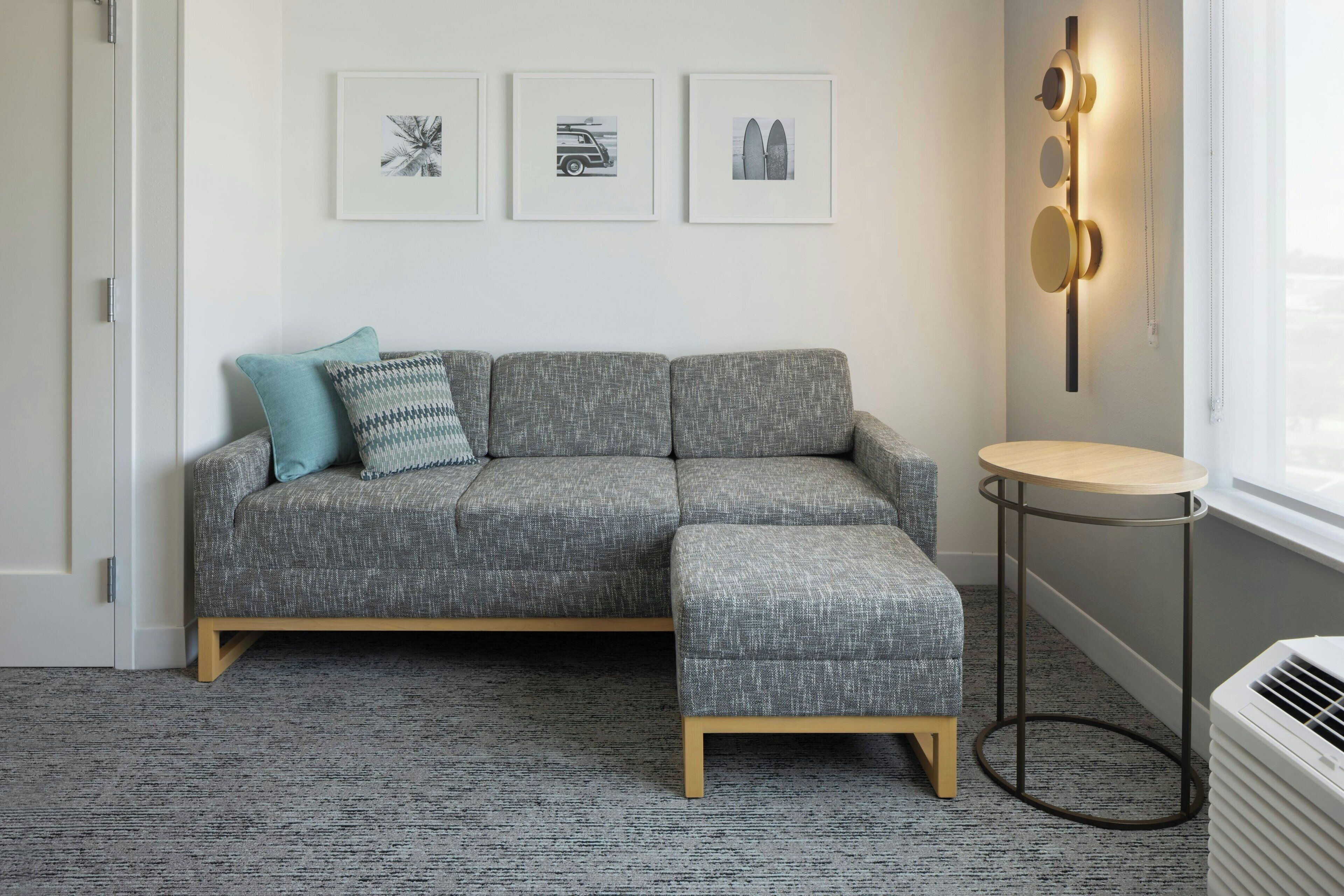 Suite estudio, 1 cama King size y sofá cama | Ropa de cama hipoalergénica, escritorio y tabla de planchar con plancha 