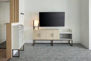 Suite, 1 Bedroom | Living area