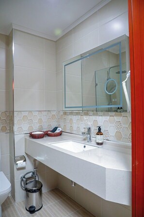Standard Double Room | Bathroom