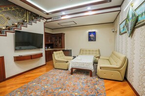 Basic-Ferienhaus, Blick auf den Innenhof | Zimmersafe, Schreibtisch, Verdunkelungsvorhänge, Bügeleisen/Bügelbrett