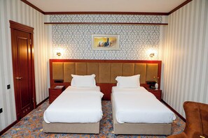 Superior-Zweibettzimmer | Zimmersafe, Schreibtisch, Verdunkelungsvorhänge, Bügeleisen/Bügelbrett