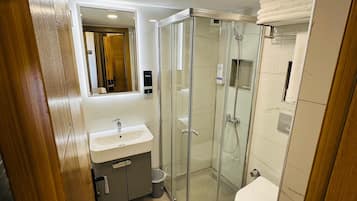 Deluxe Twin kamer | Badkamer | Een douche, een haardroger, pantoffels, handdoeken