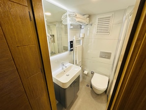 Superior-Zweibettzimmer, Stadtblick | Badezimmer