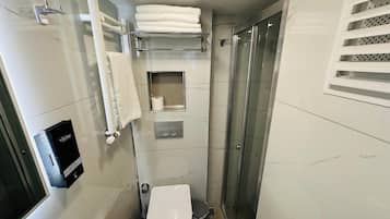 Economy-Doppelzimmer | Badezimmer | Dusche, Haartrockner, Hausschuhe, Handtücher