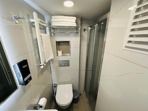 Quarto casal standard, vista para a cidade | Banheiro | Chuveiro, secador de cabelo, toalhas de banho, sabonete