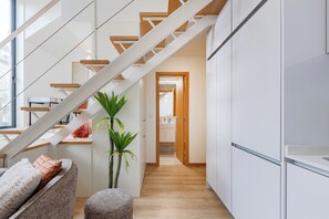 Dupleks Romantis, 1 Tempat Tidur Double, balkon, pemandangan kota | Dapur pribadi | Mesin espresso, ketel listrik, pemanggang roti, dan lemari pembeku