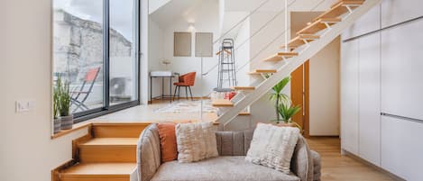 로맨틱 듀플렉스, 더블침대 1개, 발코니, 시내 전망 | 거실 공간 | 케이블 채널 시청이 가능한 32인치 TV