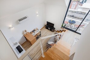 Romantik-dupleks - 1 dobbeltseng - balkon - byudsigt | Opholdsområde | 32-tommers tv med kabelkanaler