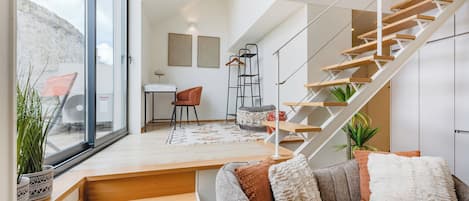 Dúplex romántico, 1 cama matrimonial, balcón, vista a la ciudad | Área de sala de estar | Televisión de 32 pulgadas con canales por cable