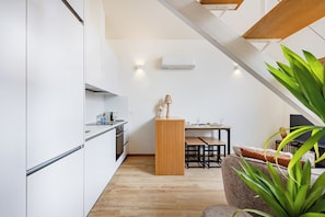 Romantische maisonnette, 1 tweepersoonsbed, balkon, uitzicht op de stad | Privékeuken | Een espressoapparaat, een waterkoker, een broodrooster, een diepvriezer
