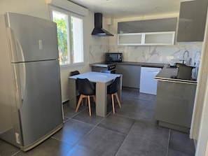 Micro-ondes, four, plaque de cuisson, lave-vaisselle