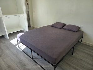 1 chambre, fer et planche à repasser, Wi-Fi, draps fournis