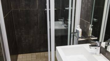 Room, 1 Bedroom, Accessible, Smoking | Bathroom