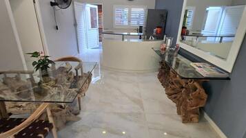 Room, 1 Bedroom, Accessible, Smoking | Living area