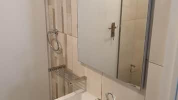 Room, 1 Bedroom, Accessible, Smoking | Bathroom