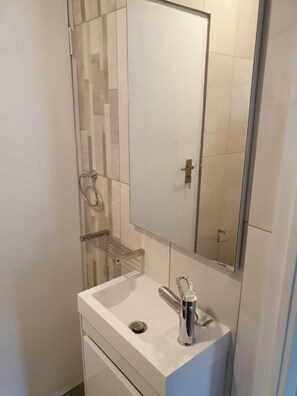 Room, 1 Bedroom, Accessible, Smoking | Bathroom