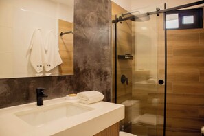 Suihku, hiustenkuivaaja, pyyhkeet