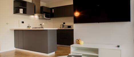 Réfrigérateur, micro-ondes, four, plaque de cuisson