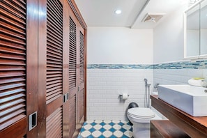 Ein Badezimmer mit Toilette, Waschbecken und Dusche.