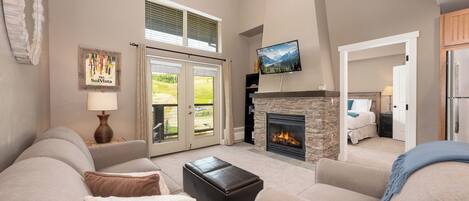 Una Smart TV, una chimenea