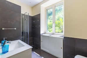 Apartment (1 Bedroom) | Bathroom | Shower, bidet