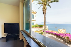 Appartement (1 Bedroom) | Coin séjour | TV connectée de 32 pouces avec chaînes par câble