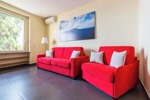 Appartement (1 Bedroom) | Coin séjour | TV connectée de 32 pouces avec chaînes par câble