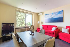 Appartamento (1 Bedroom) | Area soggiorno | Smart TV 32 pollici con canali via cavo